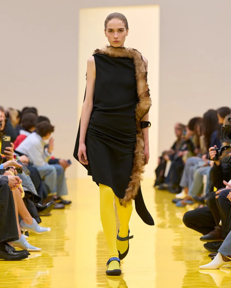 Коричневая меховая лента через плечо поверх черного платья, Loewe осень-зима 2026-2027