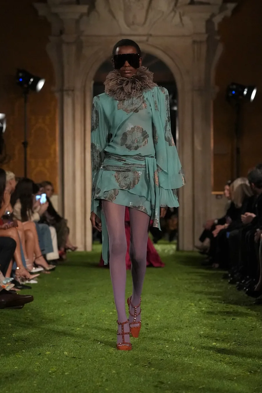 Меховой воротник на бирюзовом комплекте с узором, Valentino осень-зима 2026-2027