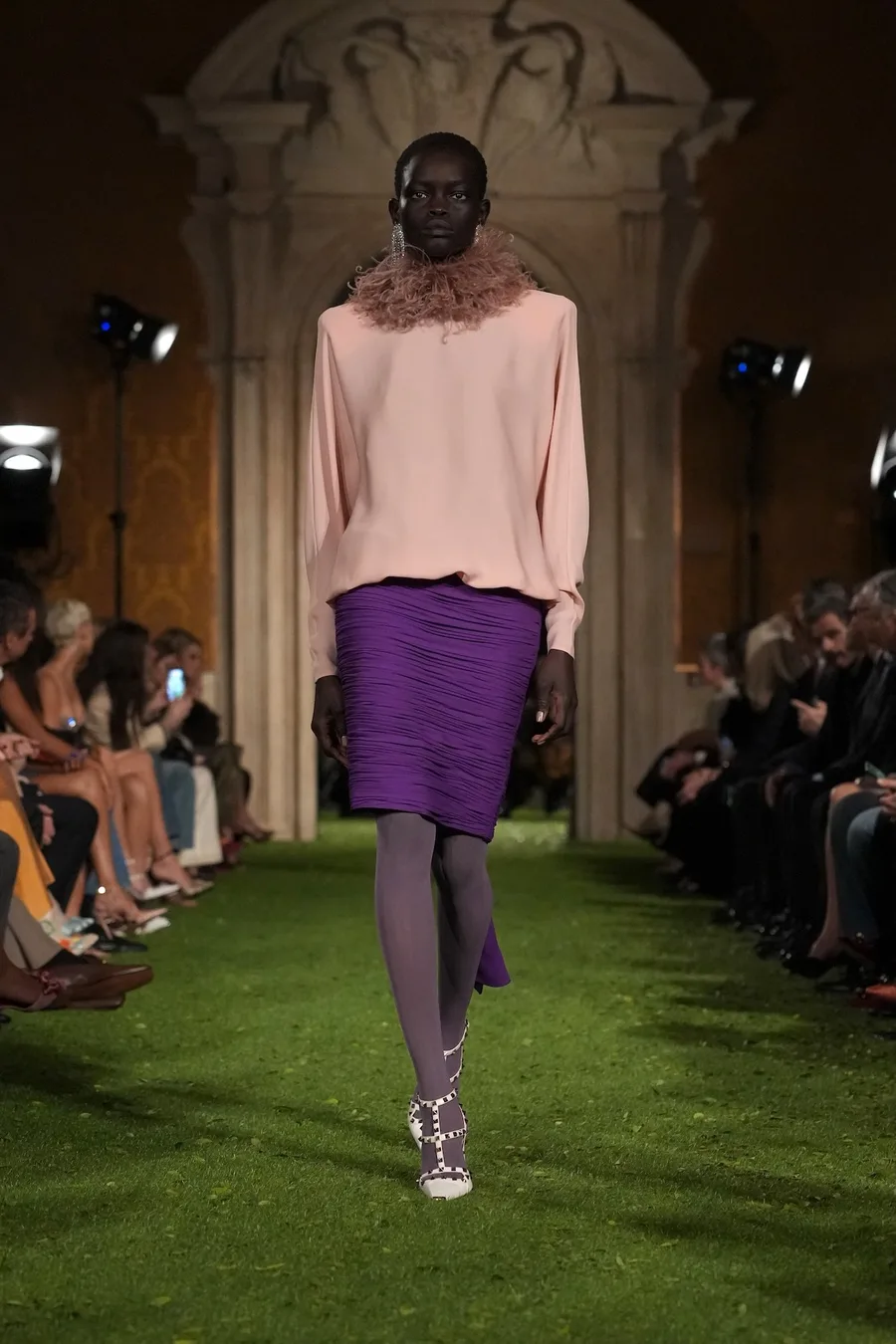 Розовый меховой воротник на пудровой блузе и фиолетовая юбка, Valentino осень-зима 2026-2027