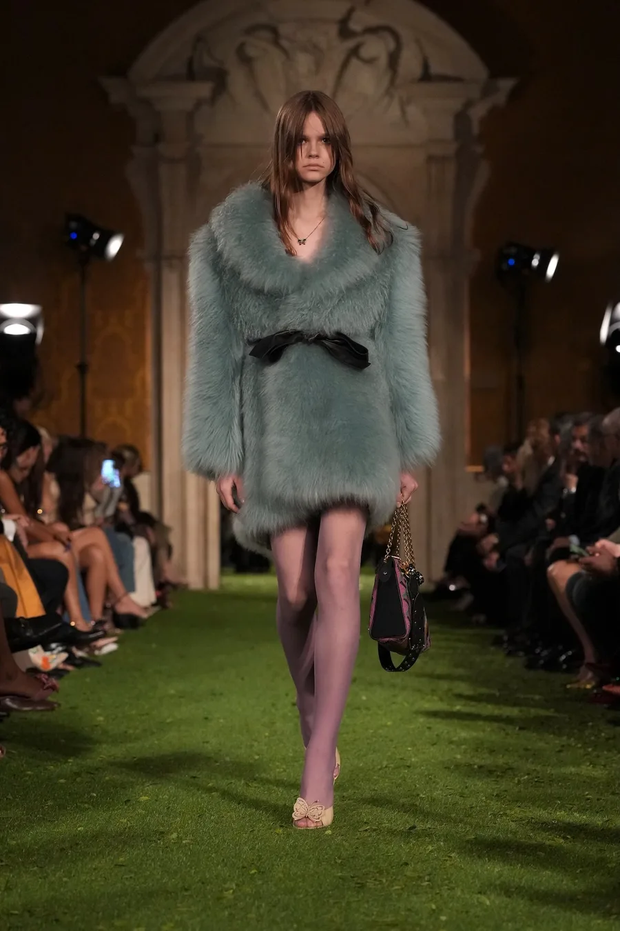 Мятная пушистая шуба с черным поясом и сумкой, Valentino осень-зима 2026-2027