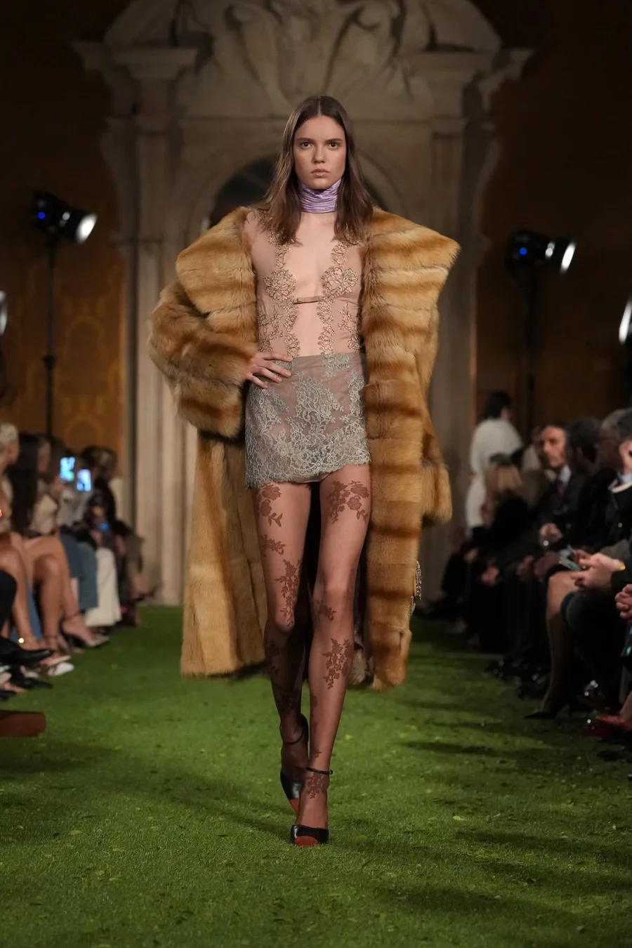 Рыжая длинная шуба поверх кружевного топа и мини-юбки, Valentino осень-зима 2026-2027