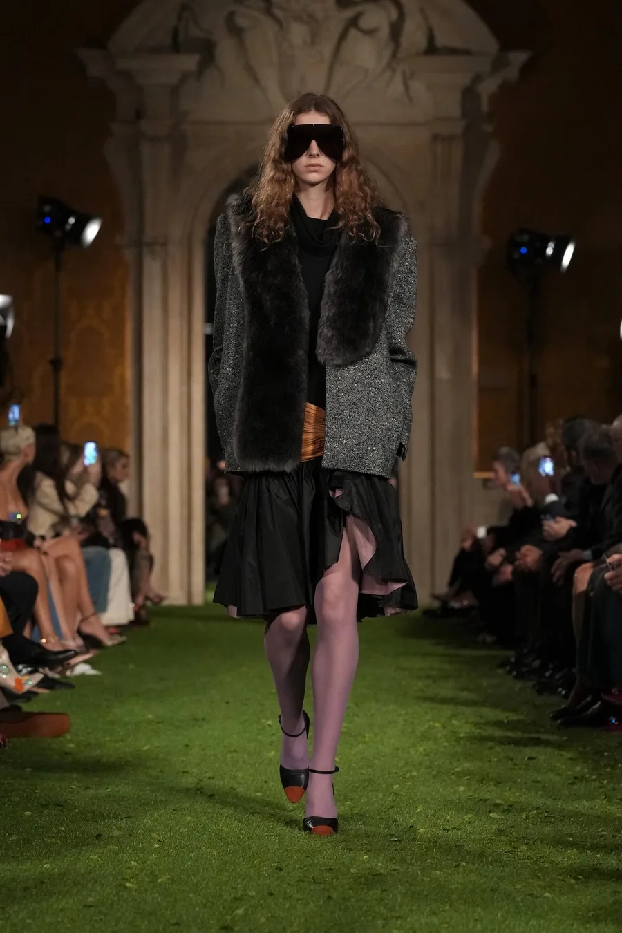 Серое пальто с черным мехом на полочке и мини-юбка, Valentino осень-зима 2026-2027