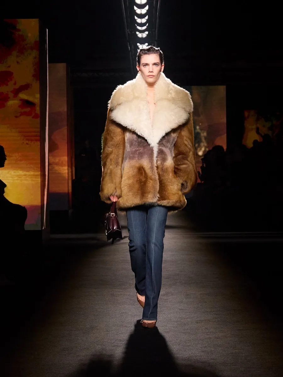 Рыжая шуба с большим светлым воротником и джинсы, Balenciaga осень-зима 2026-2027