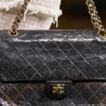 Личная сумка 2.55 Габриэль Шанель из черной стеганой кожи с замком Mademoiselle на показе Chanel весна-лето 2027