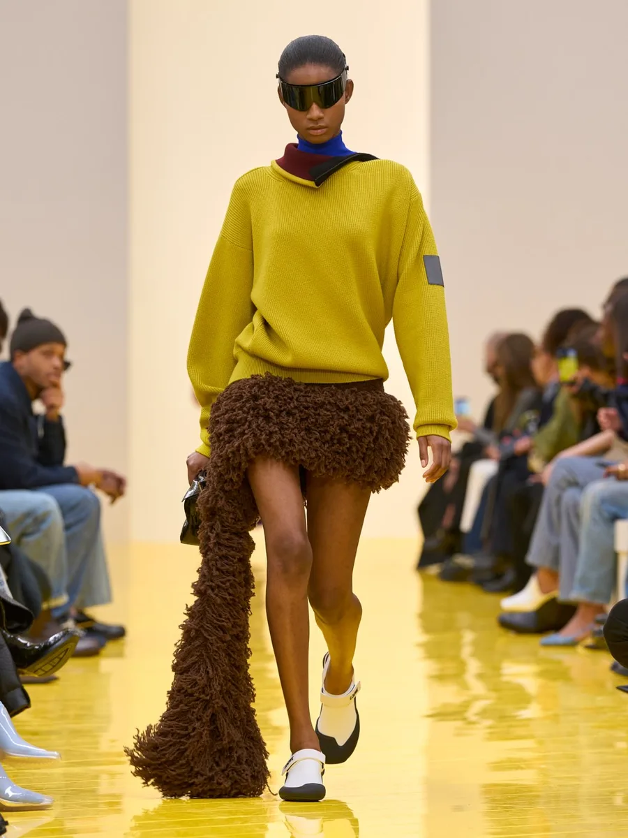 Горчично-желтый джемпер и коричневая юбка с бахромой, Loewe осень-зима 2026-2027