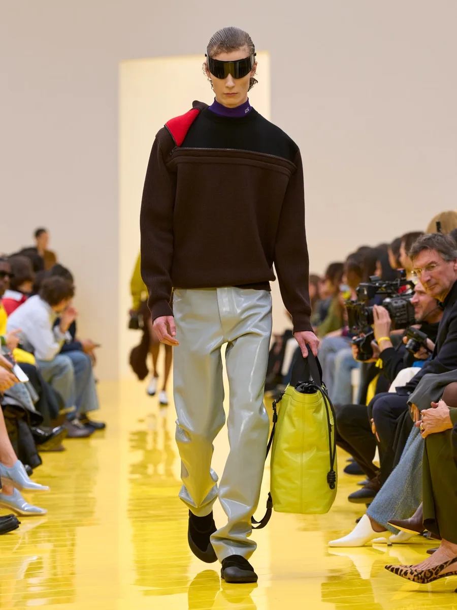 Темно-коричневый джемпер с красной вставкой на плече и серые брюки, Loewe осень-зима 2026-2027
