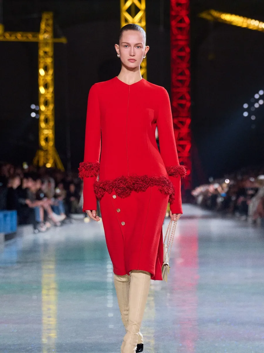 Красный джемпер с оборкой по низу и красная юбка, Chanel осень-зима 2026-2027