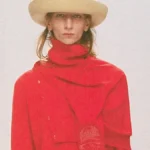 Красный свитер с шарфом в тон и черный ремень на показе Celine осень-зима 2026-2027