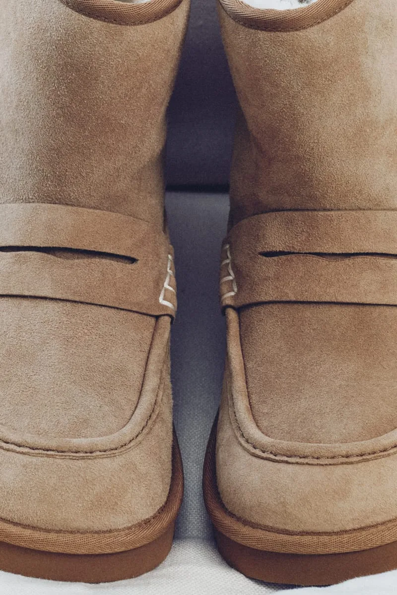 Пара каштановых угги-лоферов UGG x JW Anderson крупно, носы с перемычкой