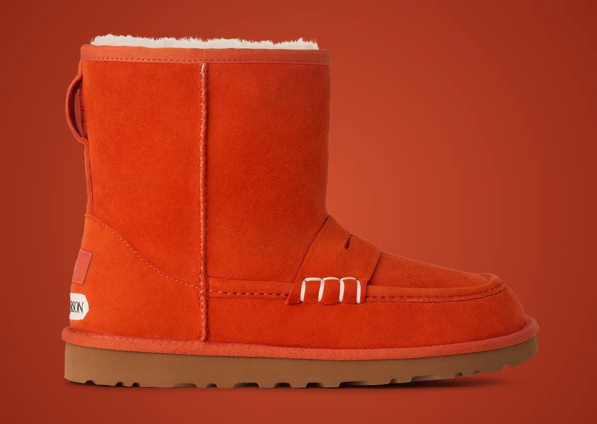 Оранжевые угги-лоферы UGG x JW Anderson на оранжевом фоне