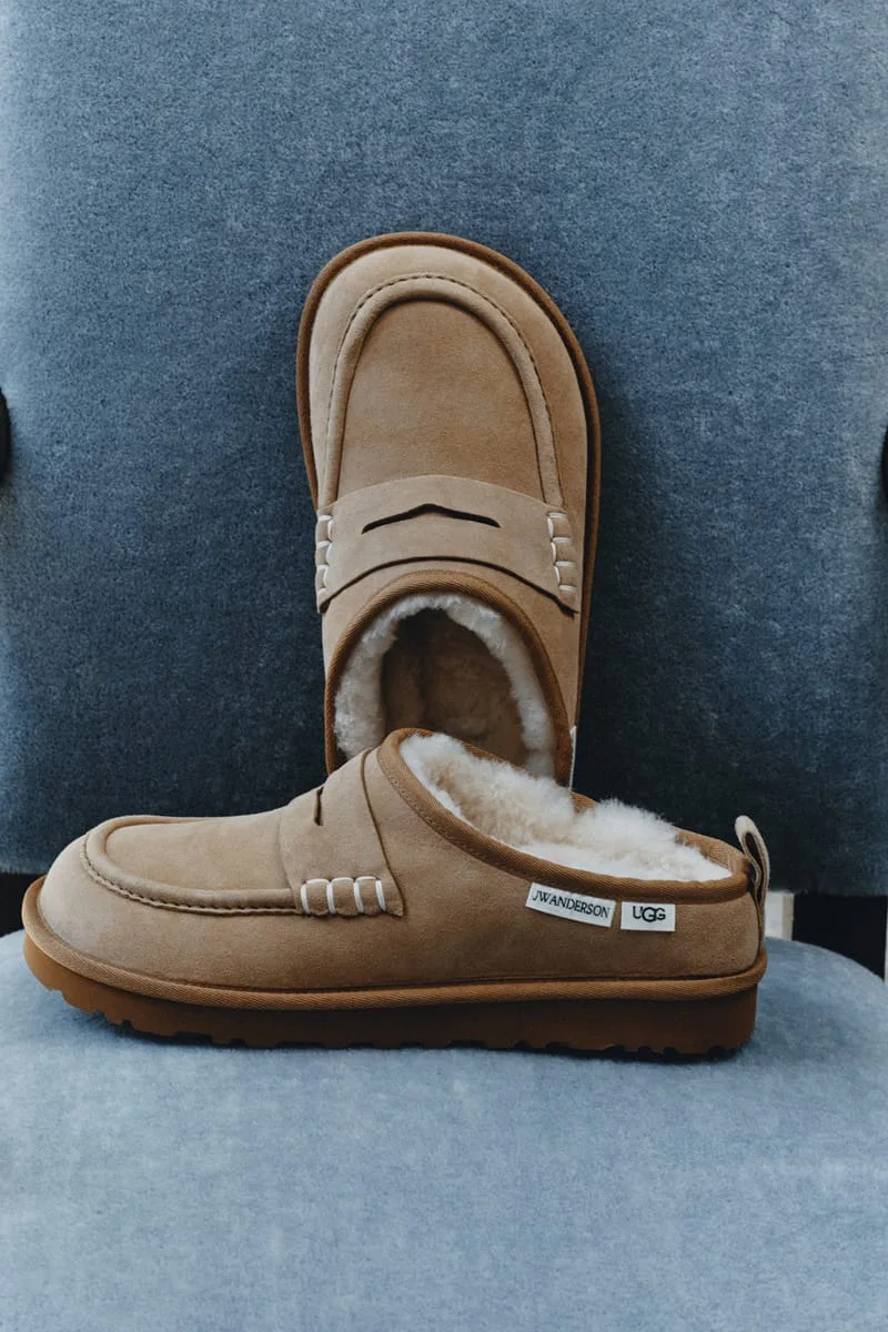 Каштановые лоферы UGG x JW Anderson с овчиной внутри на голубом кресле
