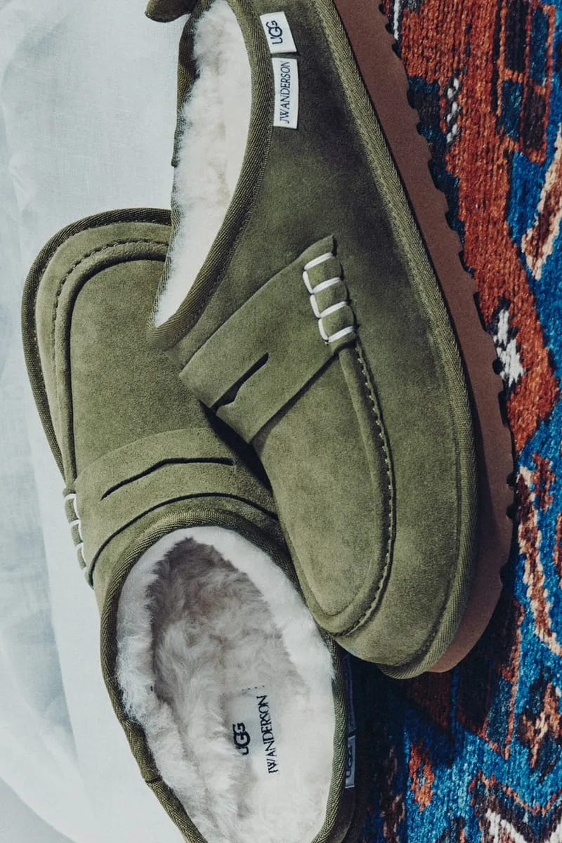 Лоферы UGG x JW Anderson цвета хаки на ковре с узором