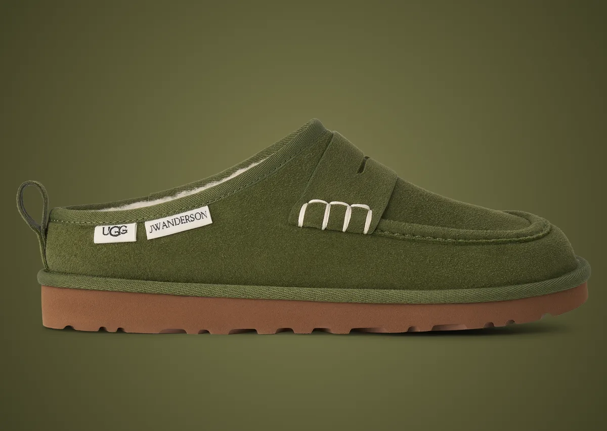 Лофер UGG x JW Anderson цвета хаки сбоку: перемычка с белой отстрочкой и ярлыки UGG и JW Anderson