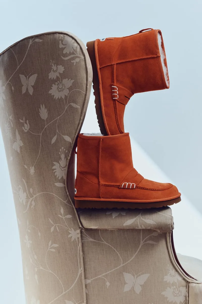 Оранжевые угги-лоферы UGG x JW Anderson на кресле с цветочной обивкой