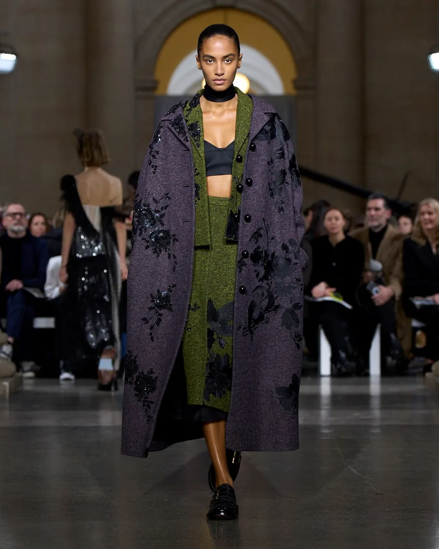 Фиолетовое пальто с темным цветочным узором поверх зеленого костюма, Erdem осень-зима 2026-2027